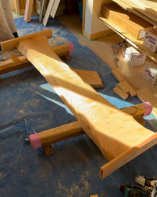 大工さん手造りの欄間を新築住宅に取り付けました。
一つ一つの作業が人の手で丁寧に行われることが
私たち家づくりの醍醐味だと思っています。

いいね！と思ったら
家づくりの時に参考にしてもらえるように、
保存をおすすめします。
ーーーーーーーーーーーーーーーーー
🏠未来へ、つなぐ家

有限会社　建徳
電話：0278−23−7987
HP: https://www.ken-toku.co.jp/
ーーーーーーーーーーーーーーーーー