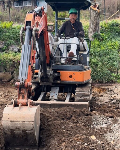 ＼土木作業／

住宅敷地内の駐車スペースを整える工事をしました。
アスファルトがでこぼこしていたり
土の部分は泥はねをしたりと
雨や雪の日には特に足元が悪くなってい他のが
毎日の生活となると意外とプチストレスに。

建徳では、家づくりだけでなく
外構工事や土木工事も自社の土木スタッフが責任を持って行います。

お家のお困りごとがあったら
お気軽にご相談ください。

いいね！と思ったら
家づくりの時に参考にしてもらえるように、
保存をおすすめします。
ーーーーーーーーーーーーーーーーー
🏠未来へ、つなぐ家

有限会社　建徳
電話：0278−23−7987
HP: https://www.ken-toku.co.jp/
ーーーーーーーーーーーーーーーーー