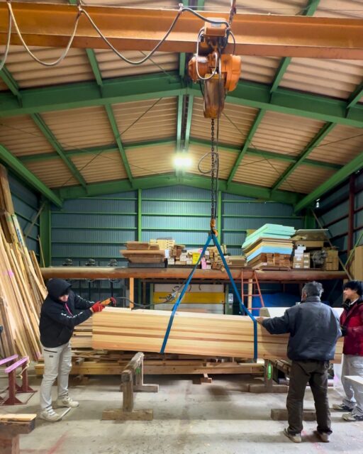 ＼ある日の作業場／

大工さんが作業場で木材の加工をしています。
家づくりのために材料を加工することも
大工さんの大切な仕事の一つです。

いいね！と思ったら
家づくりの時に参考にしてもらえるように、
保存をおすすめします。

ーーーーーーーーーーーーーーーーー
🏠未来へ、つなぐ家

有限会社　建徳
電話：0278−23−7987
HP: https://www.ken-toku.co.jp/
ーーーーーーーーーーーーーーーーー