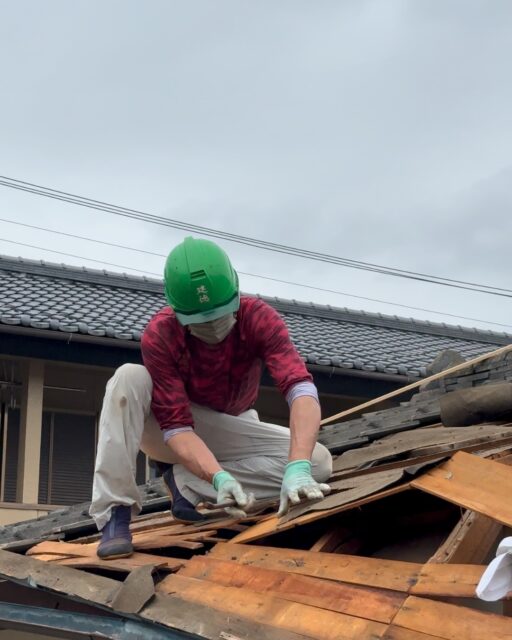 ＼屋根修繕工事／

自然災害の突風被害による屋根修繕工事の様子です。
修繕に必要な部材を作業場で加工をして現場の作業を行います。

新築住宅やリフォーム工事以外にも
お家のお困りごとにも柔軟に対応できますので
いざという時のために保存しておいてくださいね。

ーーーーーーーーーーーーーーーーー
🏠未来へ、つなぐ家

有限会社　建徳
電話：0278−23−7987
HP: https://www.ken-toku.co.jp/
ーーーーーーーーーーーーーーーーー