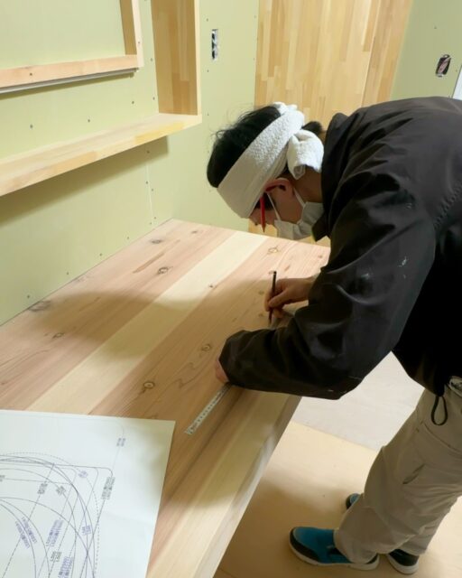 造作洗面台の製作の様子です。
自社大工がいる建徳では、
洗面台以外にも、収納棚やキッチンカウンターなど
あらゆる造作家具を手掛けています。

群馬で家づくりをお考えの方、
参考にしてもらえるように、保存をおすすめします。
ーーーーーーーーーーーーーーーーー
🏠未来へ、つなぐ家

有限会社　建徳
電話：0278−23−7987
HP: https://www.ken-toku.co.jp/
ーーーーーーーーーーーーーーーーー