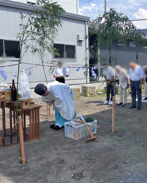 ＼神社再建工事、地鎮祭⛩️／

先日、西原新町区にある十二神社の再建工事に向けた
地鎮祭が行われました。

建徳では、住宅の建築はもちろん
神社やお寺の改修工事等の実績もあります。
大工の技術に自信と信頼があるからこその
実績だと思っています。

これから始まる神社の再建工事、
こちらでも経過をお伝えできるかと思いますので
楽しみにしていてくださいね。

ーーーーーーーーーーーーーーーーー
🏠未来へ、つなぐ家

有限会社　建徳
電話：0278−23−7987
HP: https://www.ken-toku.co.jp/
ーーーーーーーーーーーーーーーーー